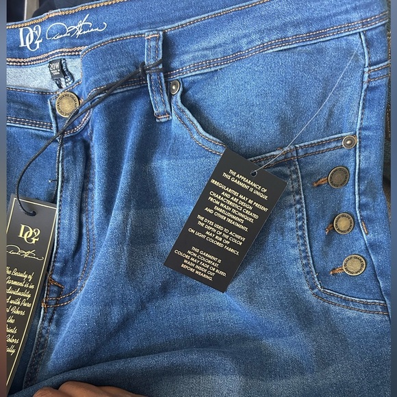 BNWT DG2 by Diane Gilman Virtual Stretch Denim Button Detail Bermuda Shorts - Picture 3 of 3